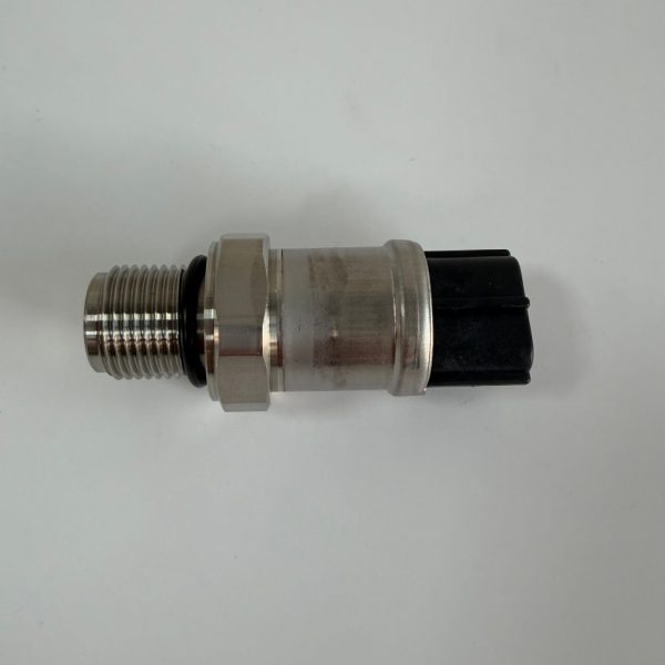 Sensor Tekanan Tinggi Hitachi 4436271 / 4703324 / 4355012 – Untuk EX200-2, EX200-3, EX200-5 (18mm, 3-Pin, Panjang 67.5mm)