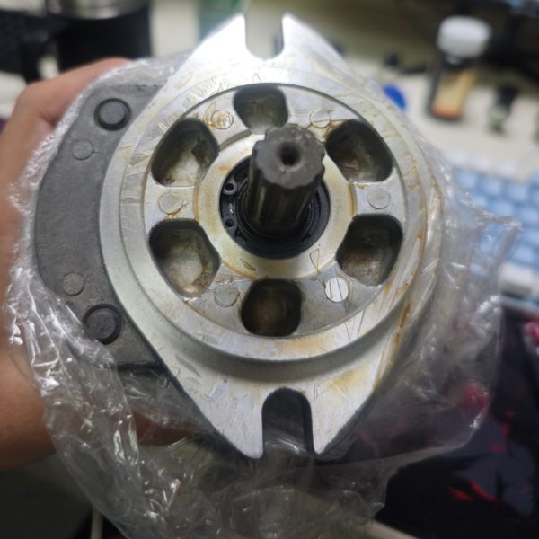日立ZAX110-3 ZAX120-3 ZAX135USR-3 ZAX130-5G パイロットギヤポンプ-2
