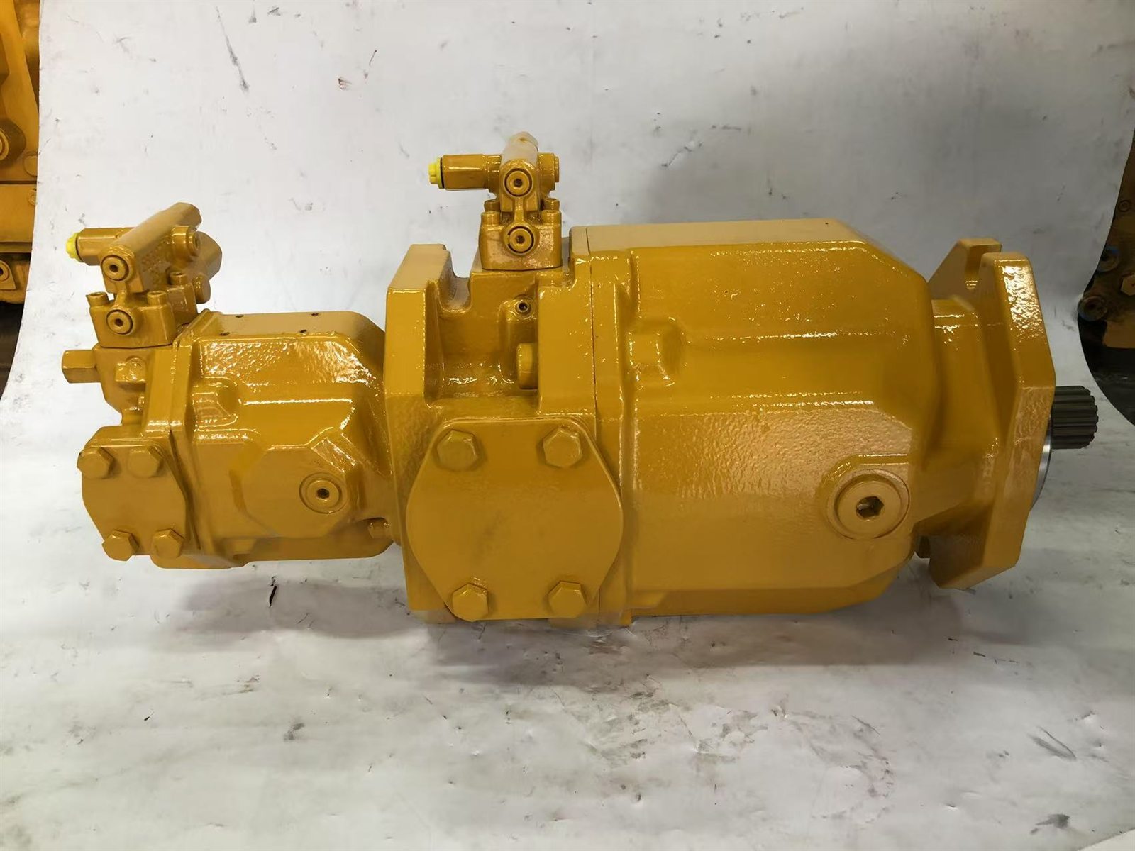 165-6767 two section steering and brake piston pump for CAT D350E II and D400E II trucks, bench view 1