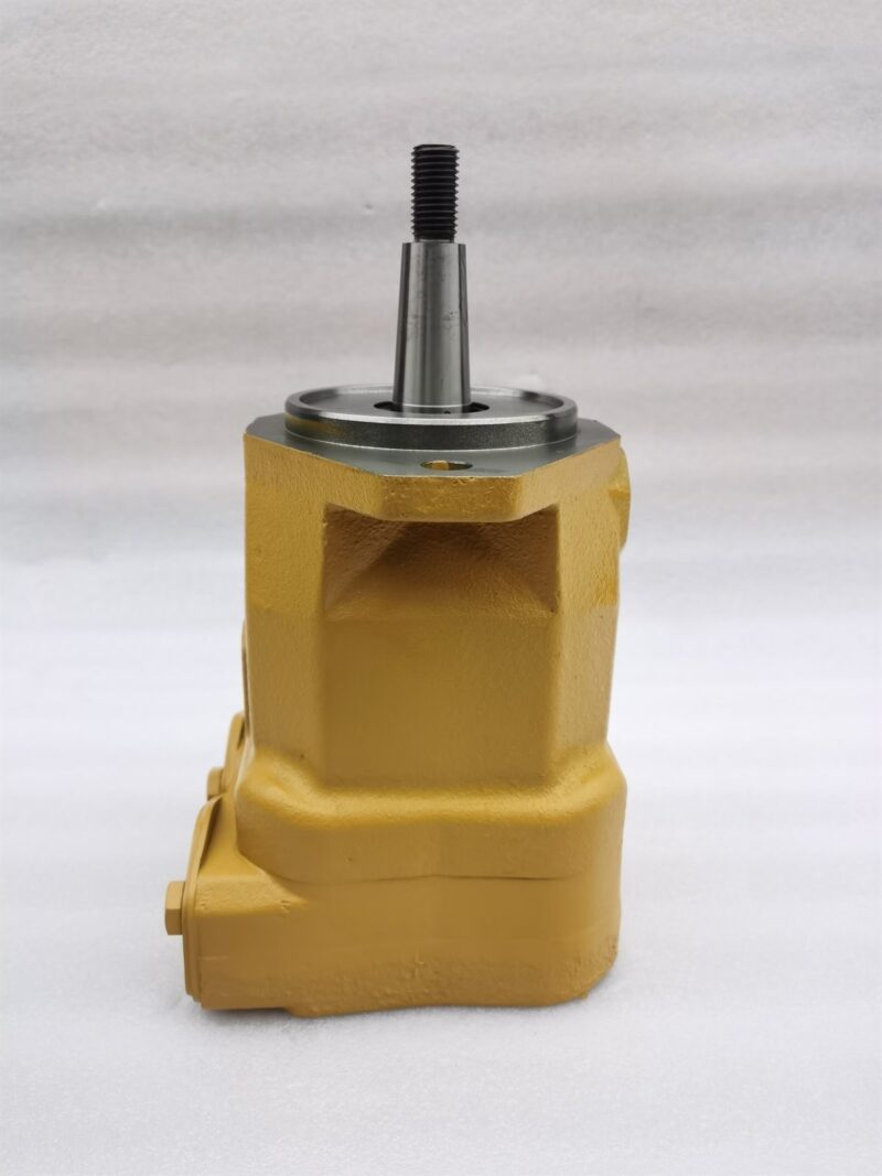 255-6805 hydraulic fan motor for CAT 980G and 980H wheel loaders - second angle showing the shaft and flange