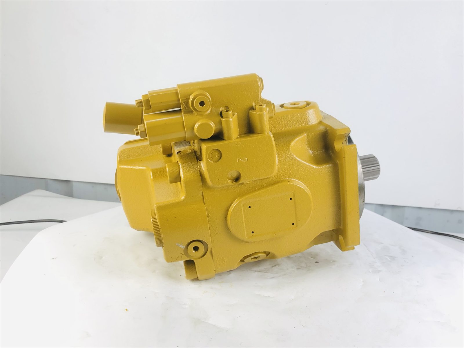455-7978 variable displacement piston pump for CAT 427F2 428F2 434F2 backhoes - three quarter view of the pump