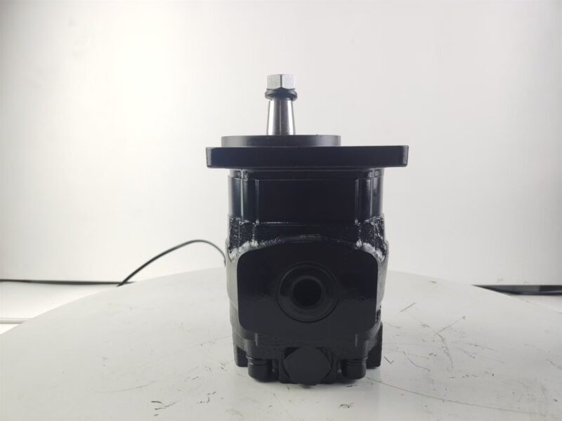 Port block face of 400702-00084 cooling fan motor used on DX380LC-3 DX490LC-5 DX530LC-5 machines