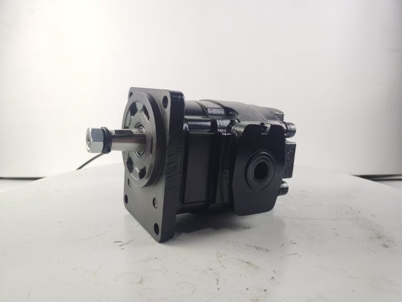 400702-00084 斗山DX490 DX530挖掘机液压风扇马达,轴和法兰四分之三视图