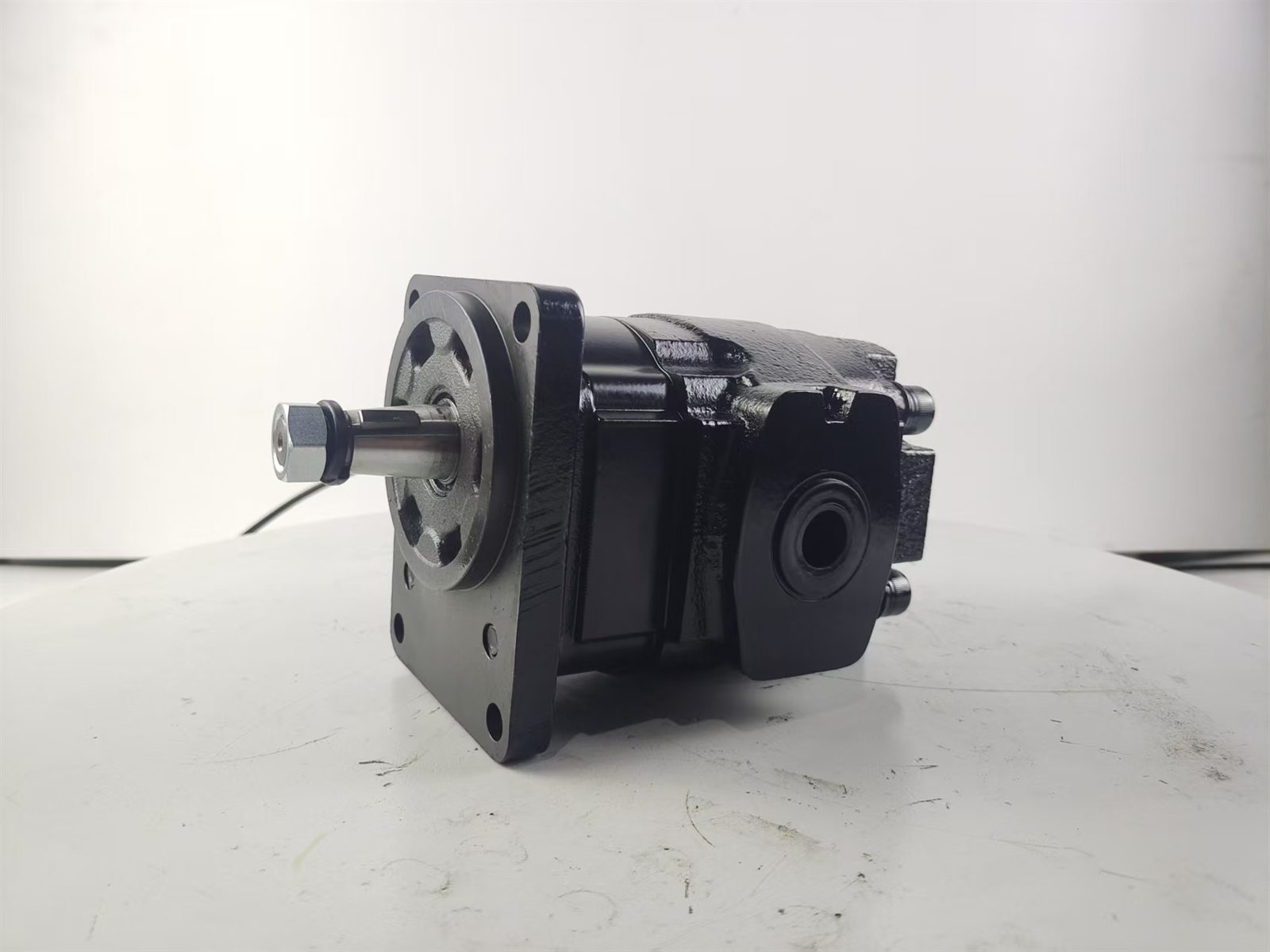 400702-00084 hydraulic fan motor for Doosan DX490 DX530 excavators, three quarter view of shaft and flange