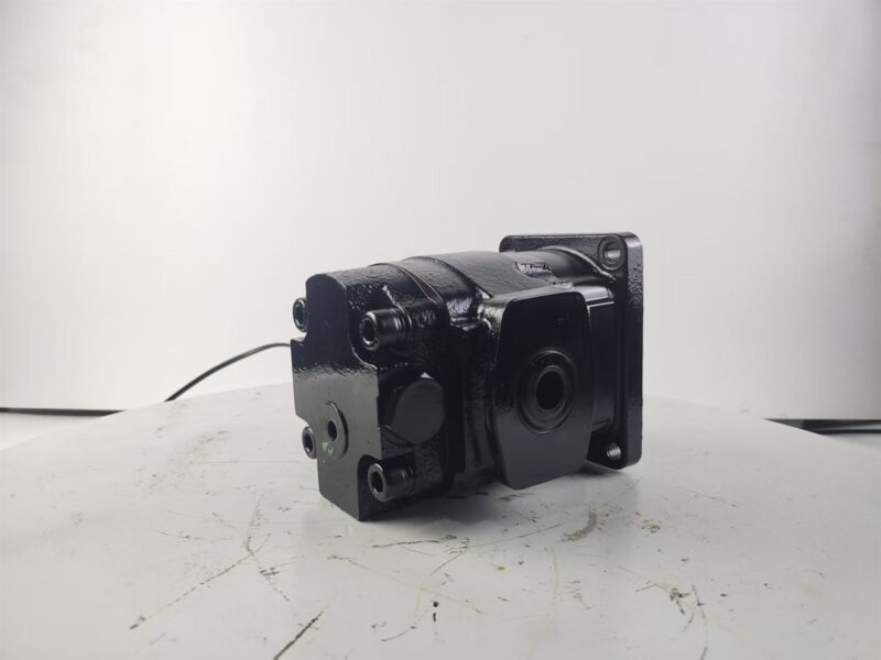 Side profile of 400702-00084 hydraulic fan motor showing port connections for Doosan DX490 DX530