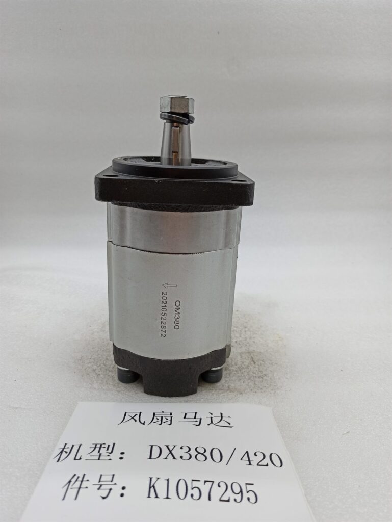 K1057295 hydraulic fan motor for Doosan DX380 DX420 DX500 DX520 excavators, shown with splined shaft and mounting flange