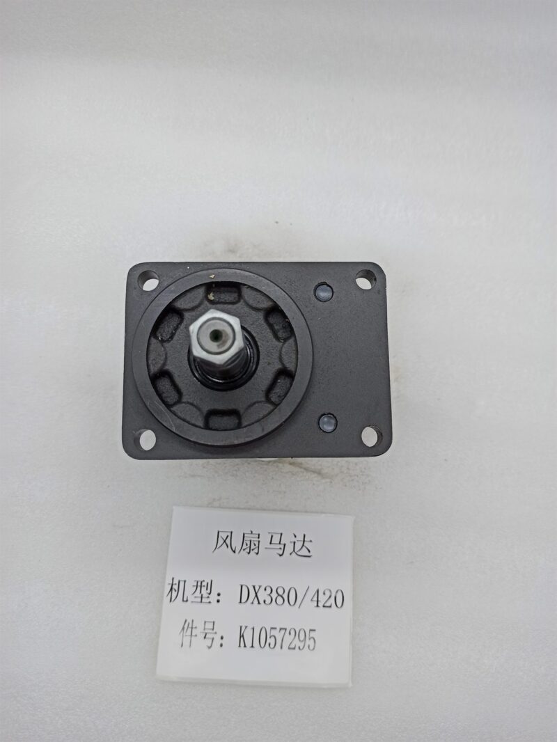 Square four-bolt mounting flange and shaft nut on K1057295 hydraulic fan motor for Doosan DX series