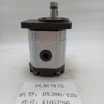 Side profile of K1057295 Doosan fan motor showing the hydraulic supply port and aluminium housing
