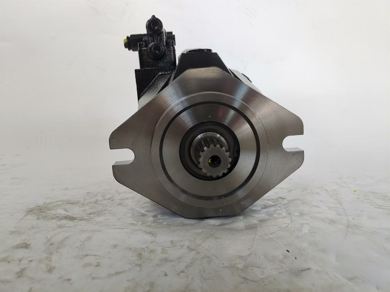 15140666 main hydraulic pump for Volvo A25F A35F A40F A25G A40G haulers, bench view 1