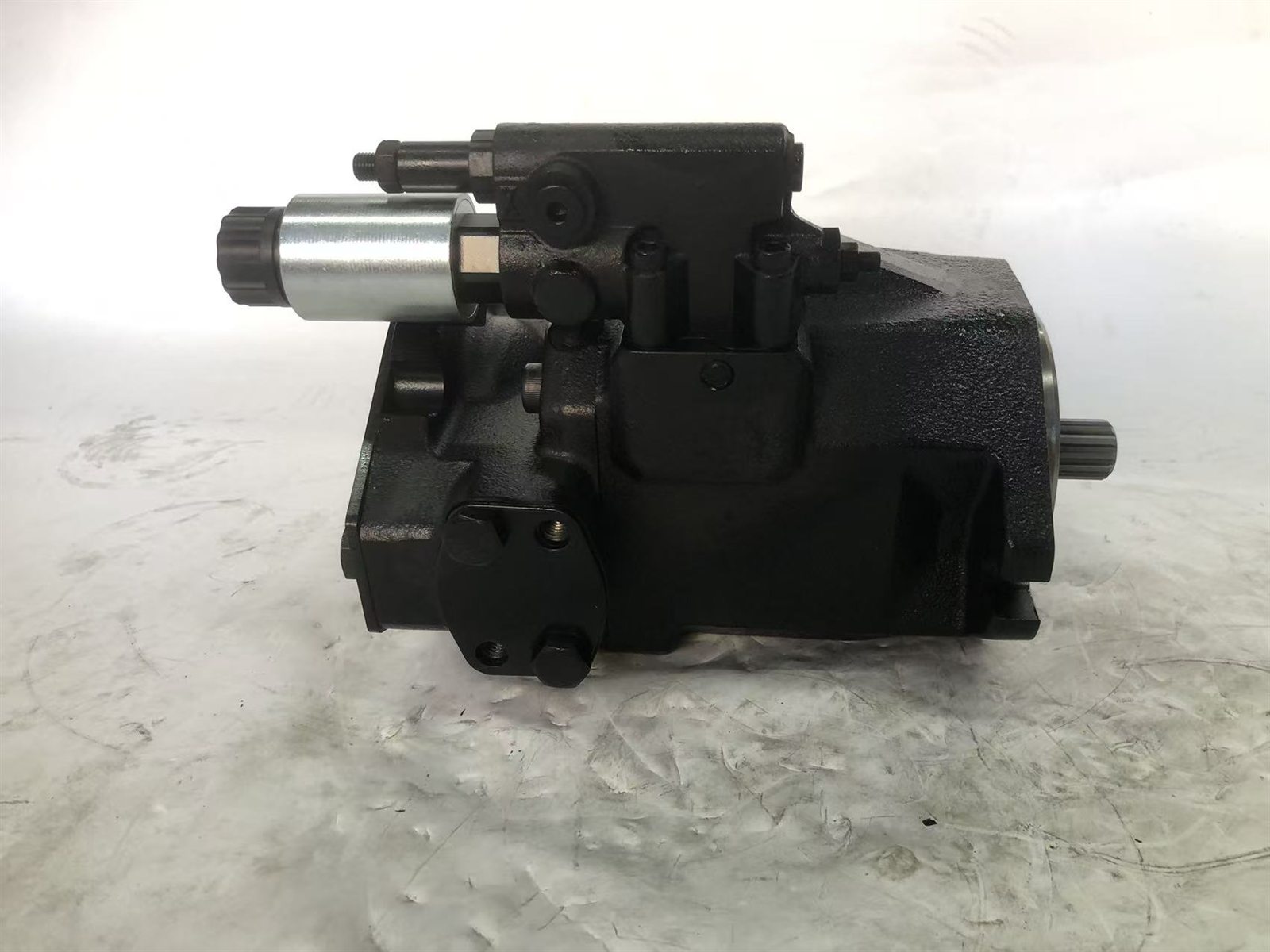 17487751 main hydraulic pump for Volvo A25G A30G A35G A40G A45G haulers, bench view 1