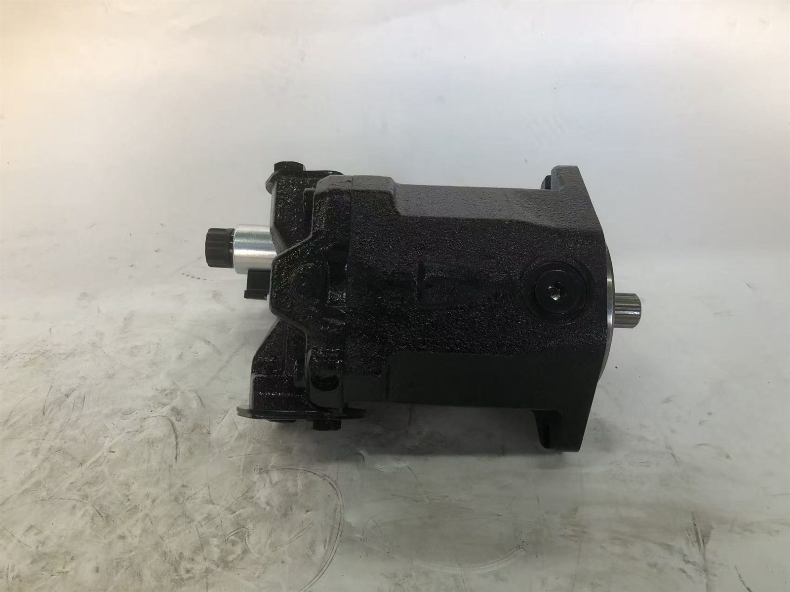 17487754 main hydraulic pump for Volvo A25G A30G A35G A40G A45G haulers, bench view 1
